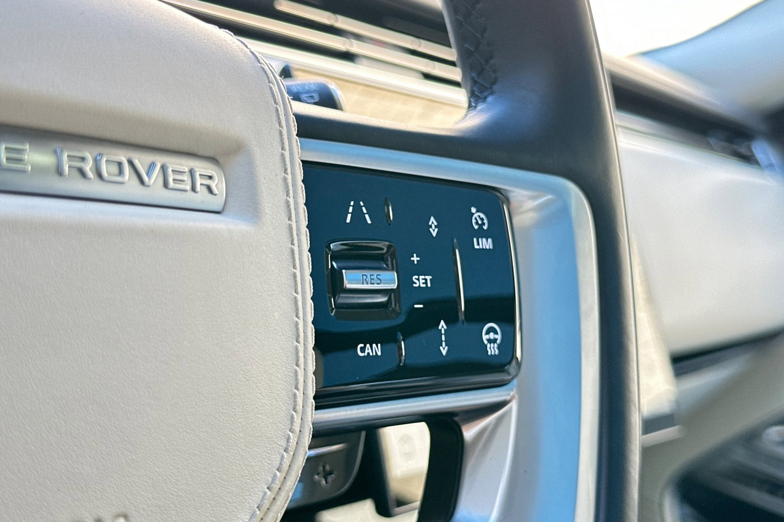 Certified 2024 Land Rover Range Rover SE image 29