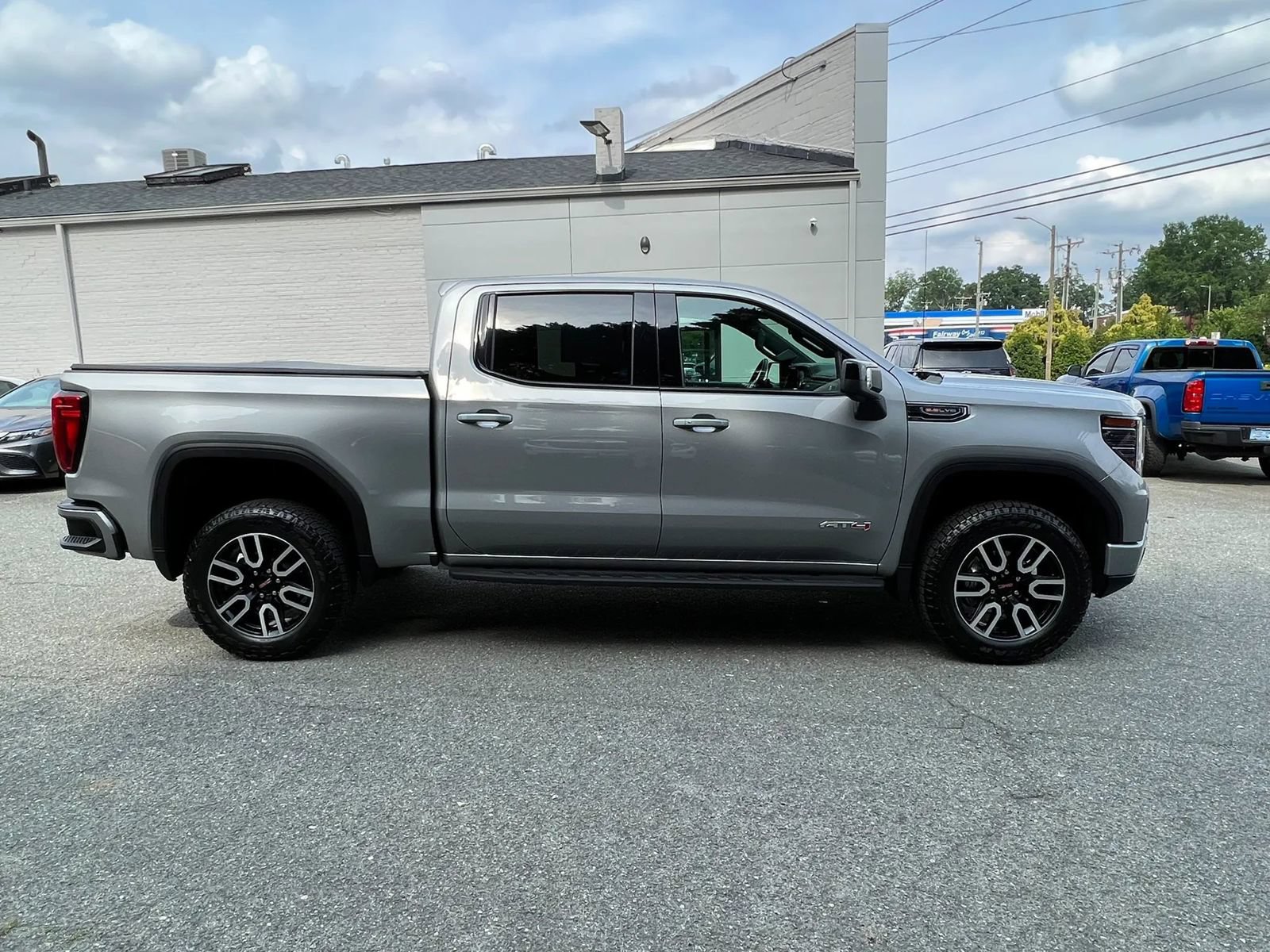 Used 2024 GMC Sierra 1500 AT4 w/ AT4 Premium Package AWD/4WD image 2