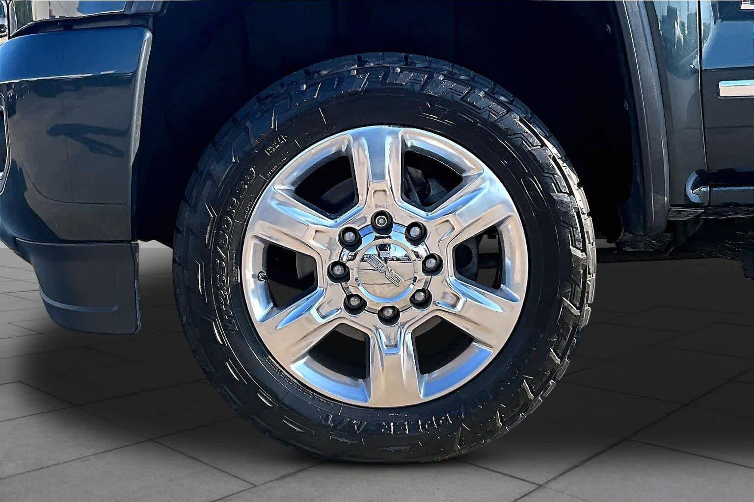 Used 2017 GMC Sierra 2500 Denali w/ Duramax Plus Package AWD/4WD image 11