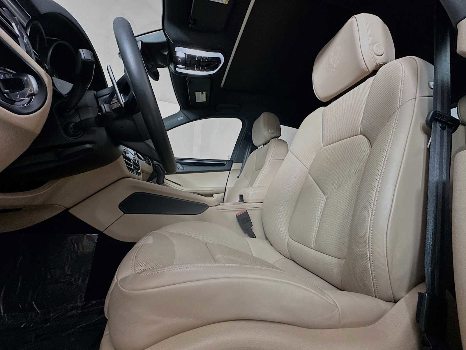 Certified 2025 Porsche Macan AWD/4WD image 5