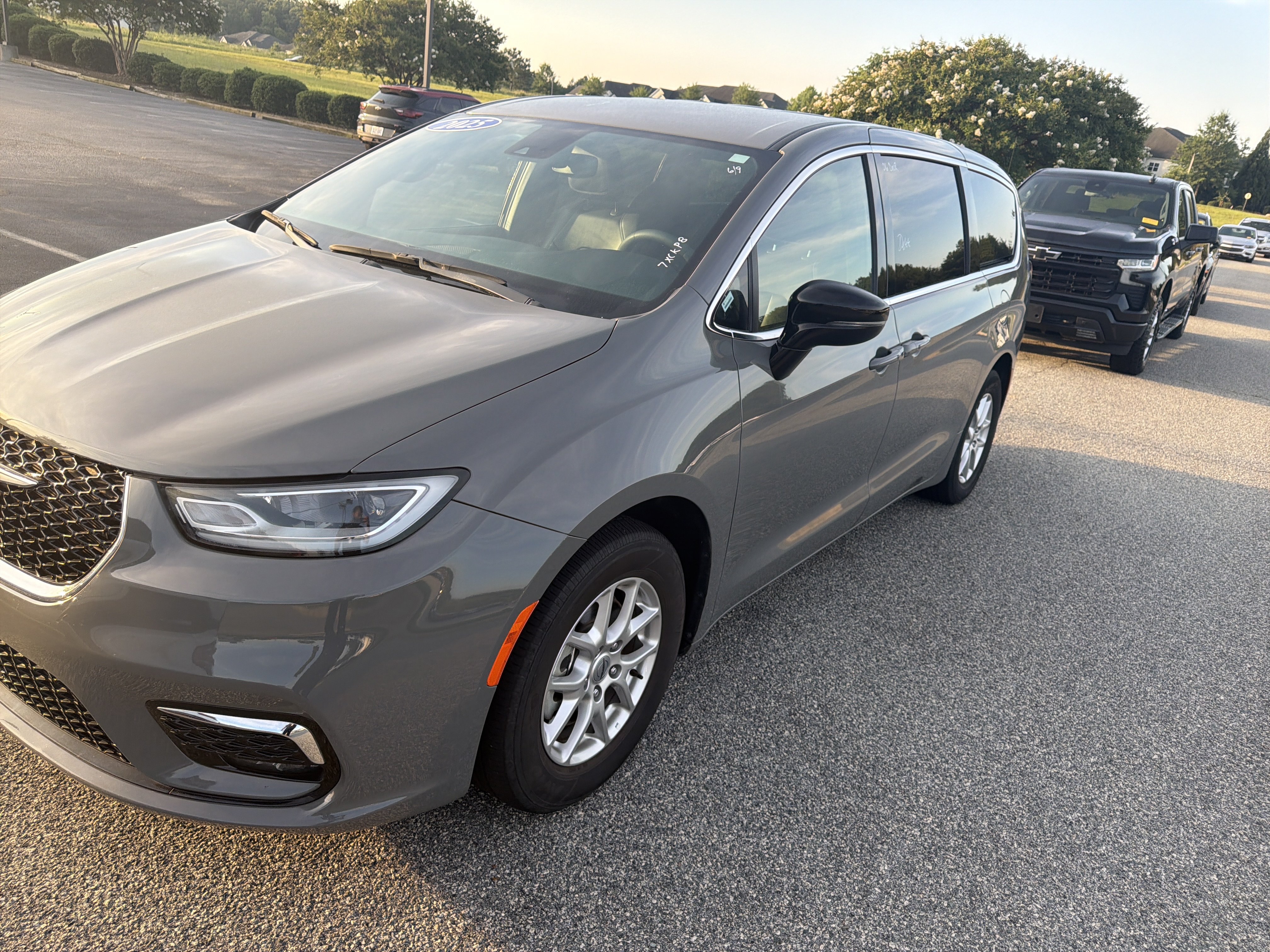 Used 2025 Chrysler Pacifica Select FWD image 5
