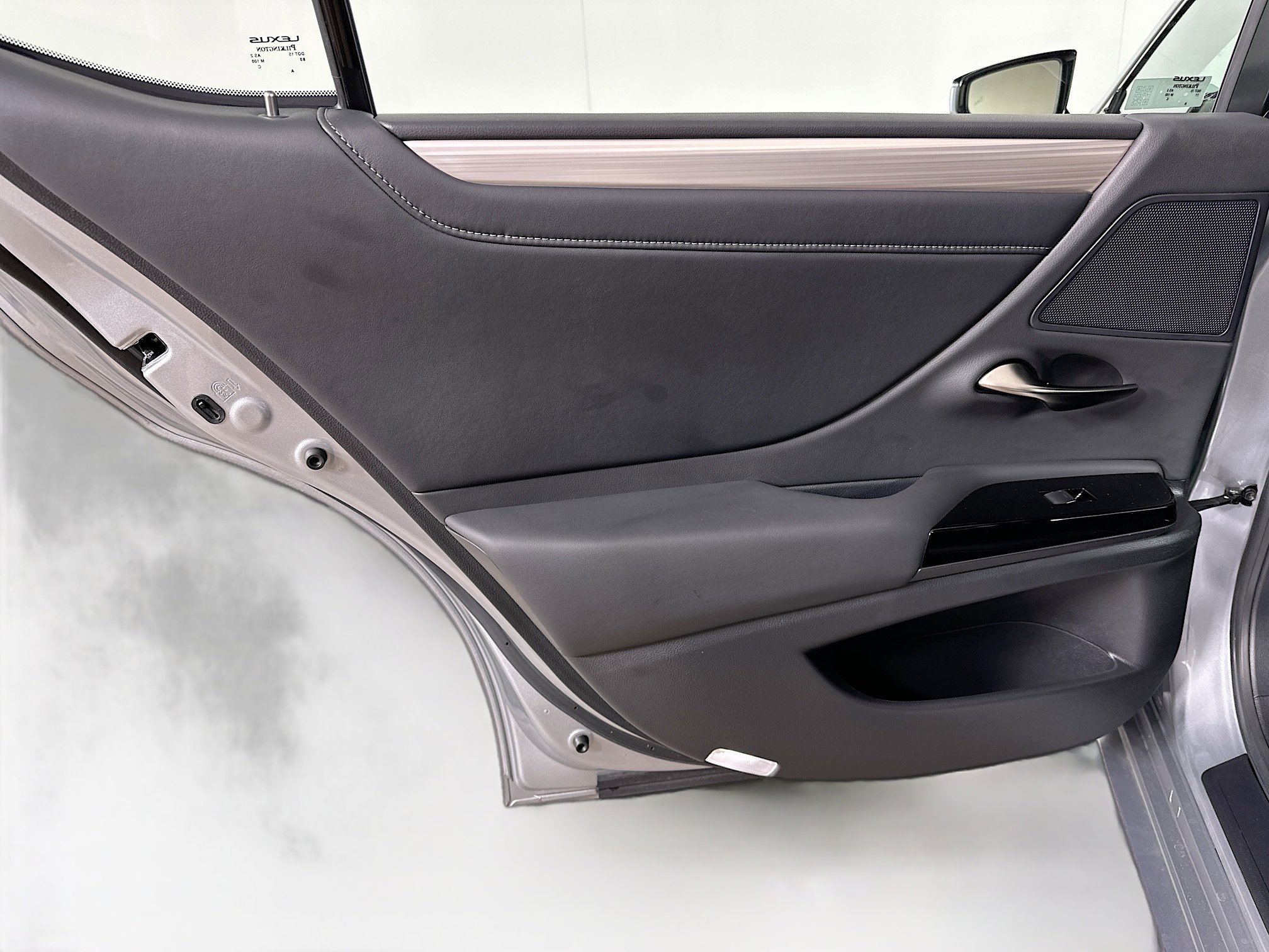 Used 2023 Lexus ES 350 F Sport w/ Accessory Package (Z2) image 27