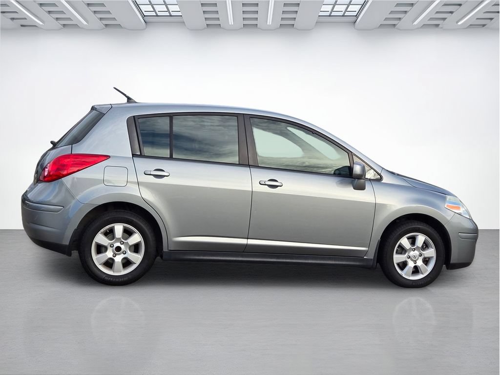 Used 2009 Nissan Versa Hatchback w/ Convenience Pkg FWD image 3