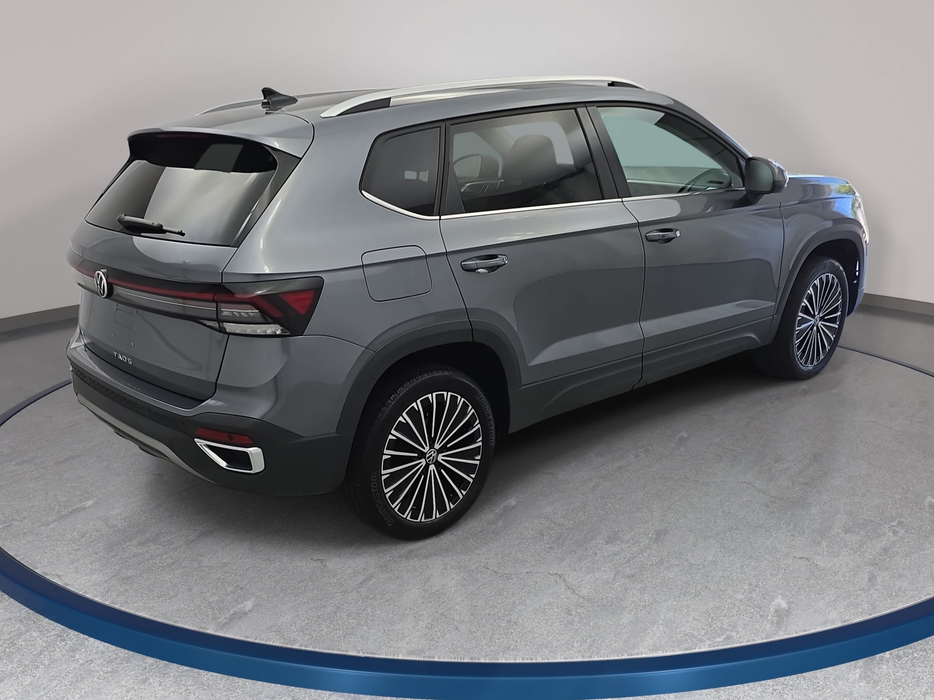 Certified 2025 Volkswagen Taos SE FWD image 5