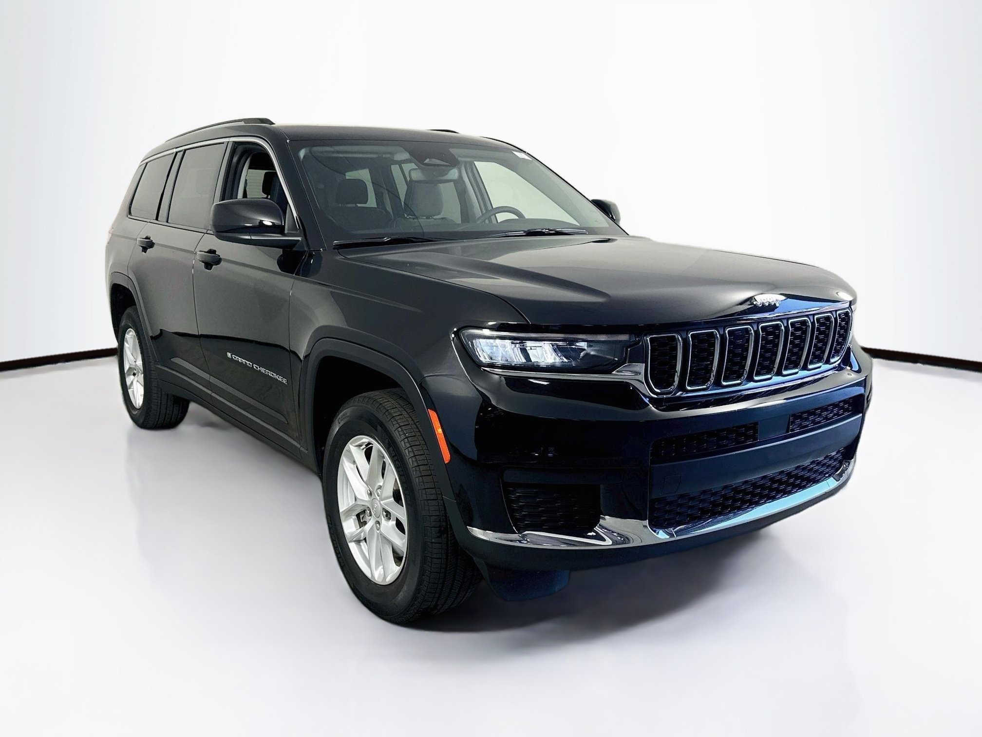 Used 2023 Jeep Grand Cherokee L Laredo w/ Luxury Tech Group I RWD image 3