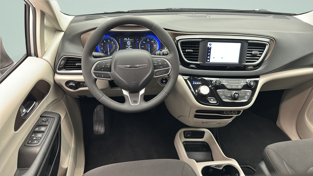 Used 2022 Chrysler Voyager LX FWD image 11