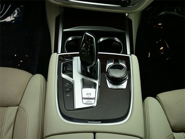 Used 2017 BMW 750i image 7
