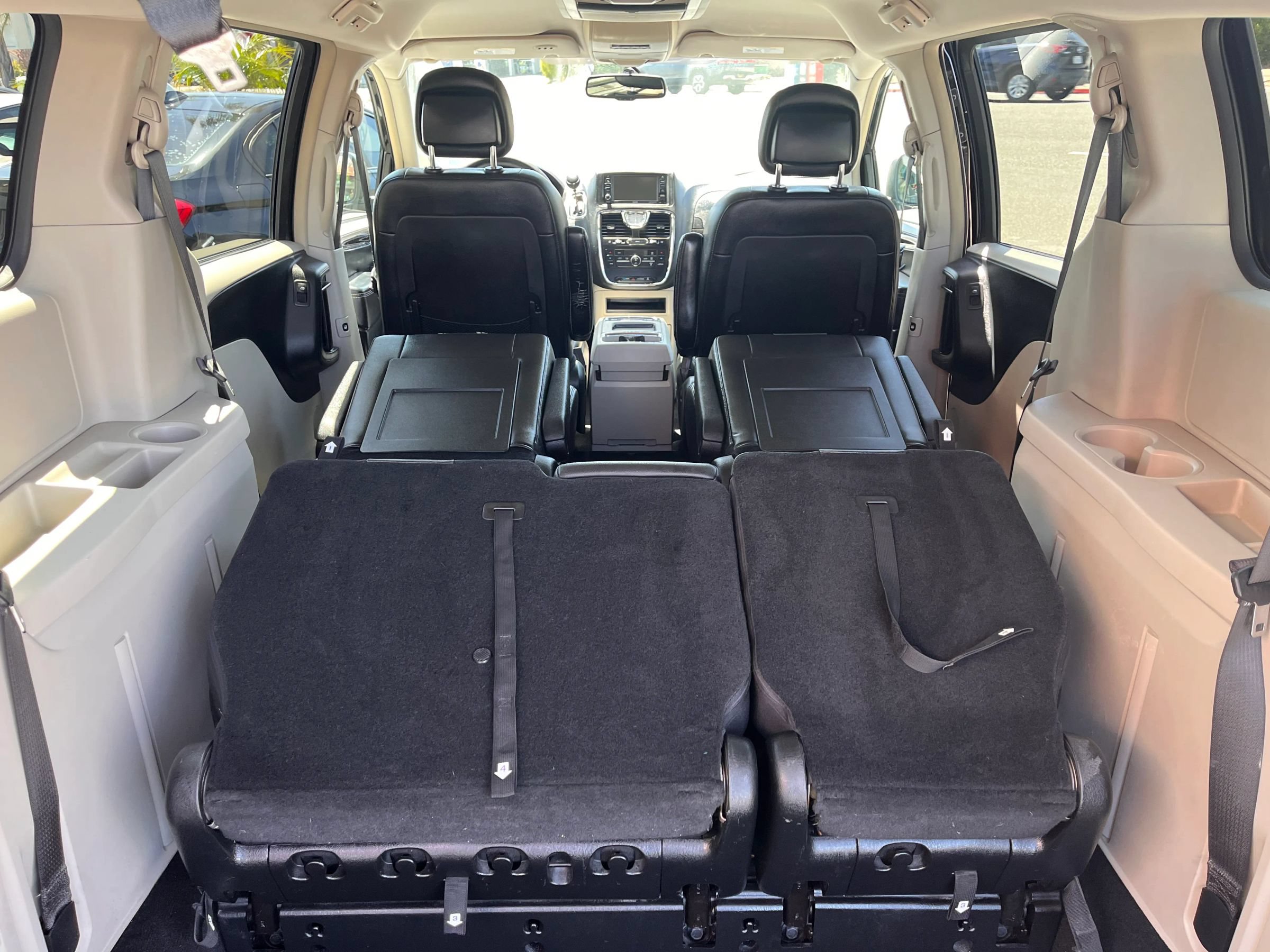 Used 2015 Chrysler Town & Country Touring FWD image 26