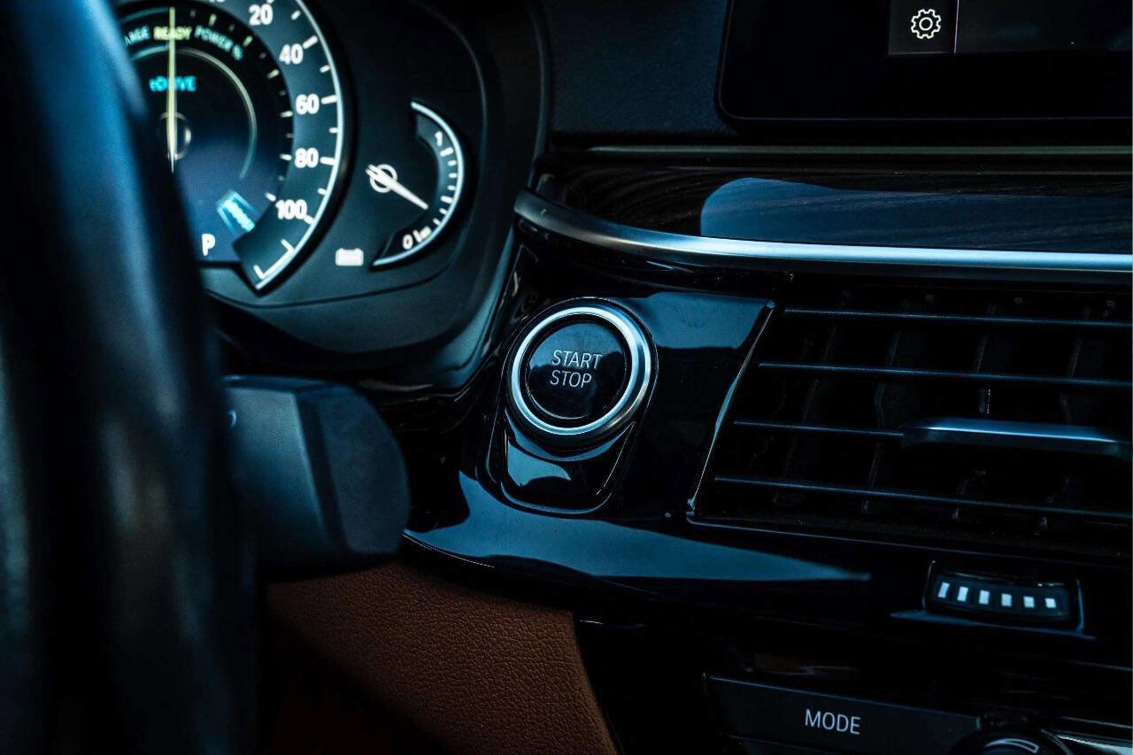 Used 2019 BMW 530e xDrive w/ Convenience Package image 18