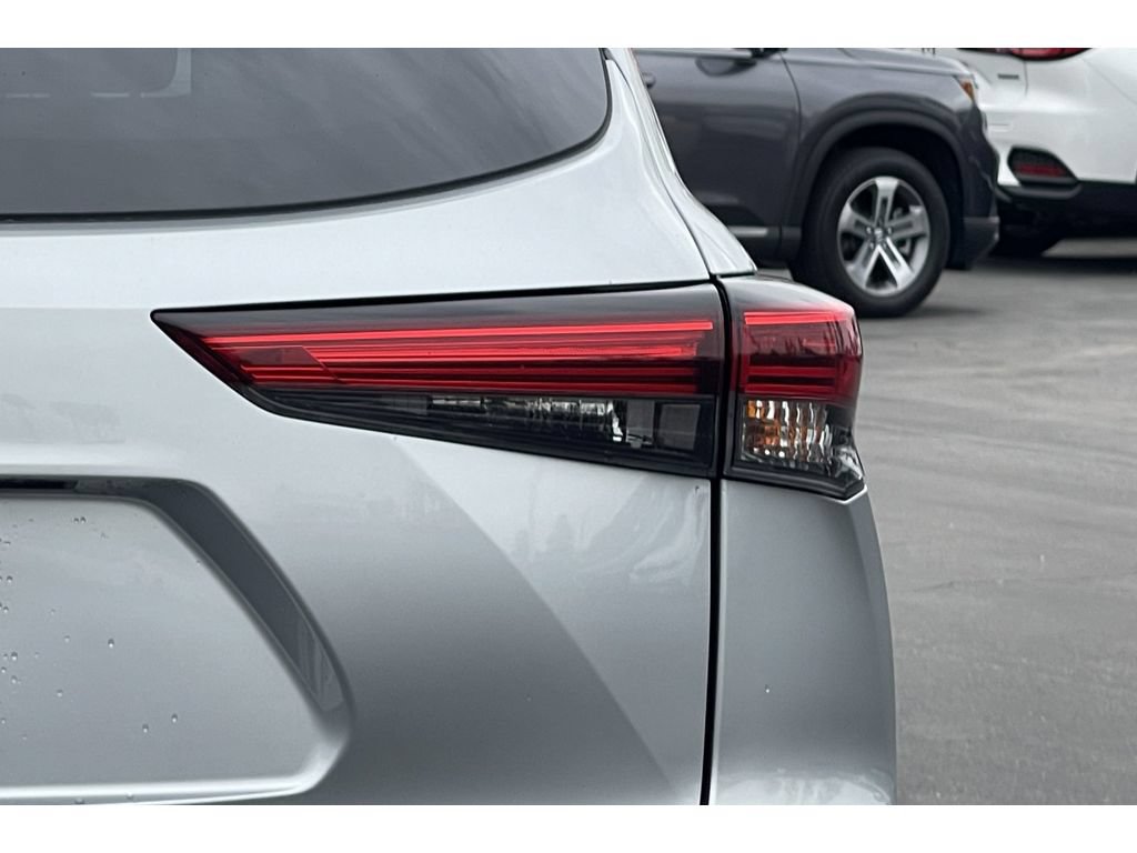 Used 2021 Toyota Highlander LE FWD image 17