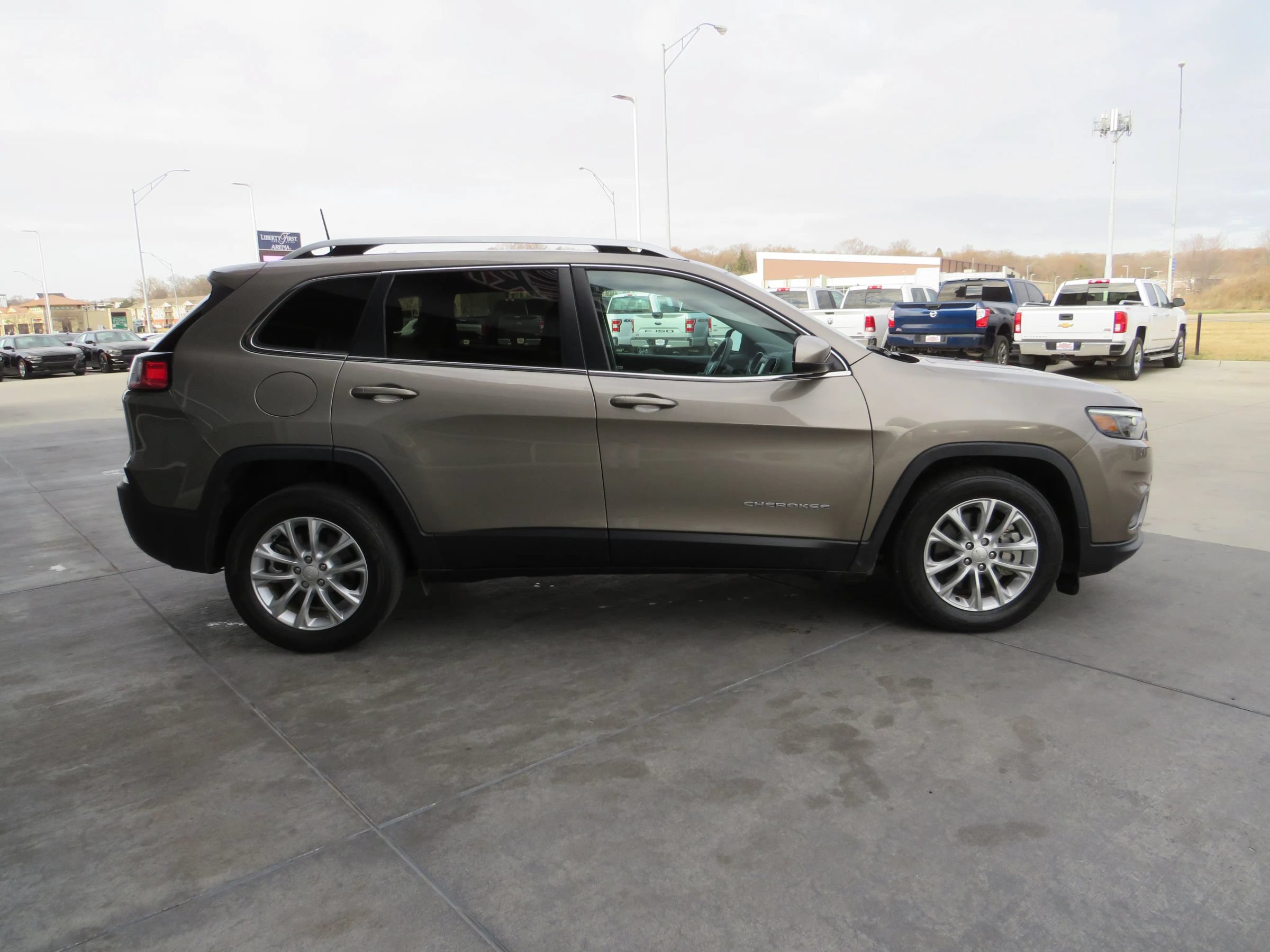 Used 2019 Jeep Cherokee Latitude w/ Popular Appearance Group FWD image 8