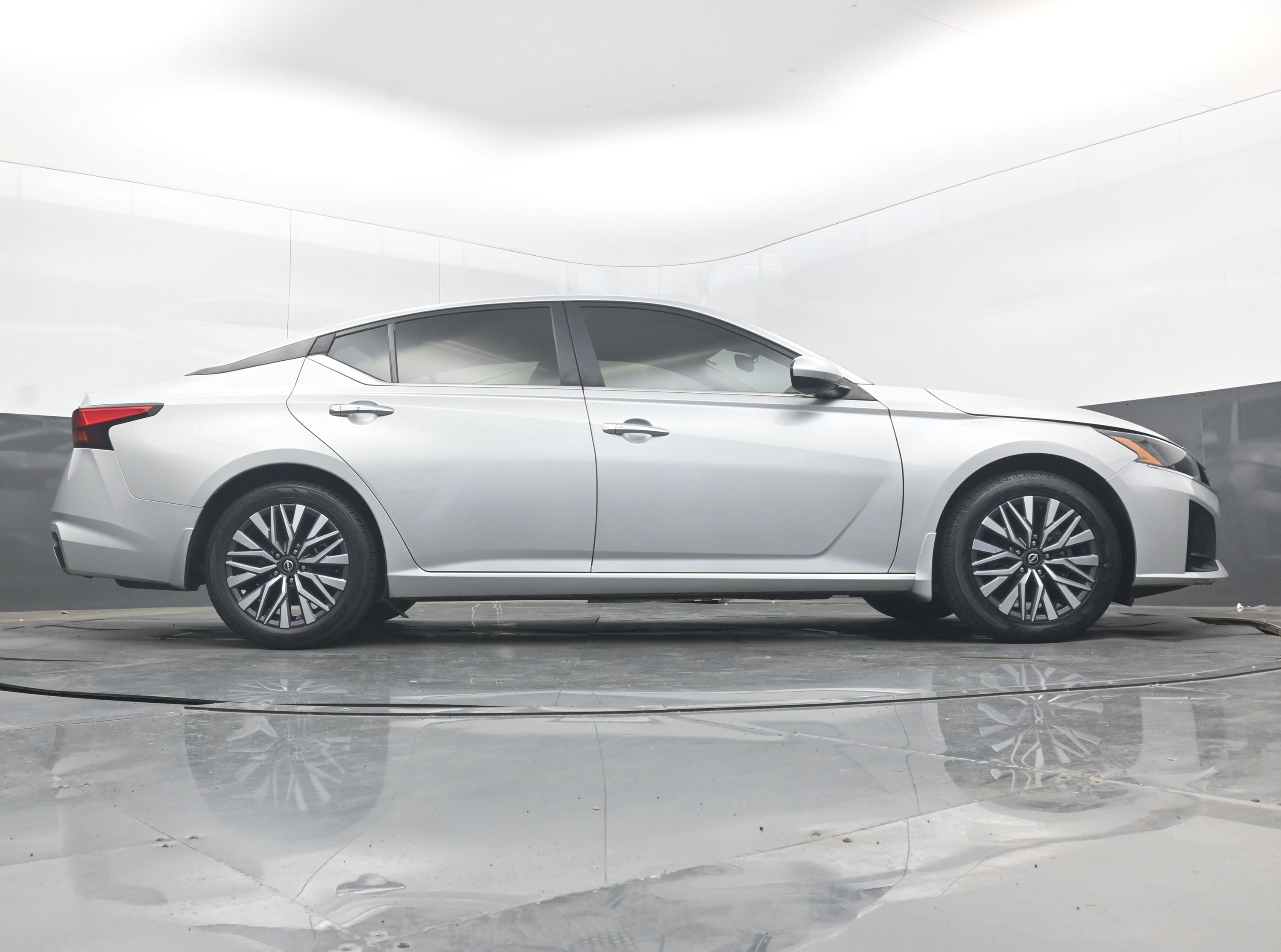 Used 2023 Nissan Altima 2.5 SV FWD image 30