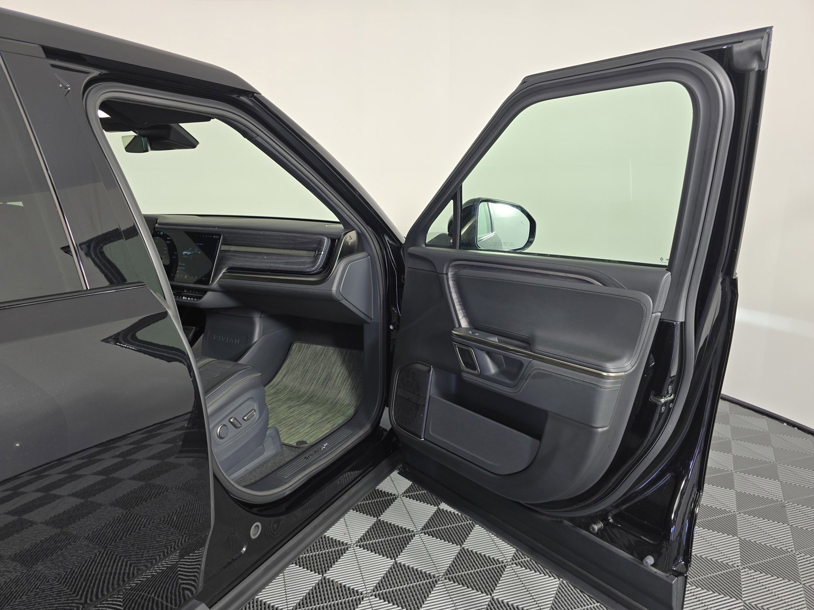 Used 2022 Rivian R1T Adventure image 18