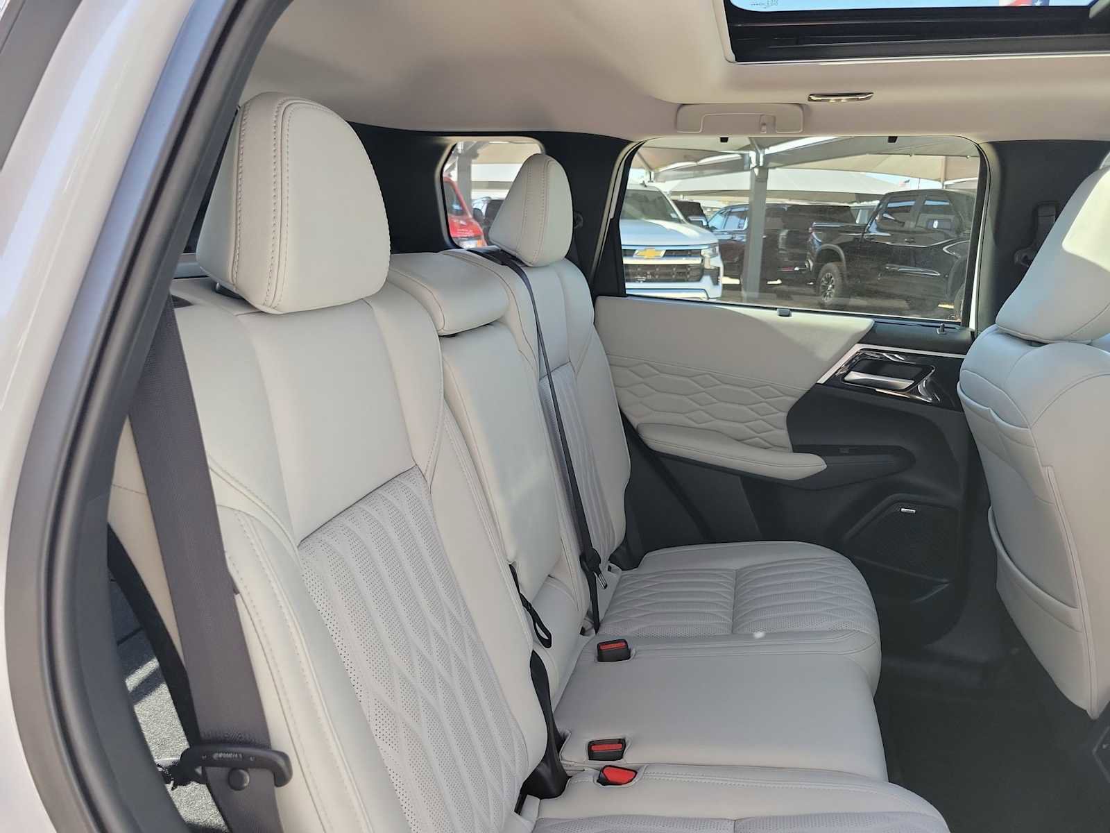 Used 2025 Mitsubishi Outlander SEL image 13