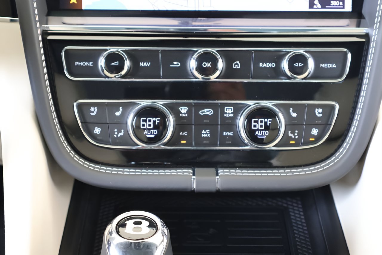 Used 2024 Bentley Bentayga AWD/4WD image 18