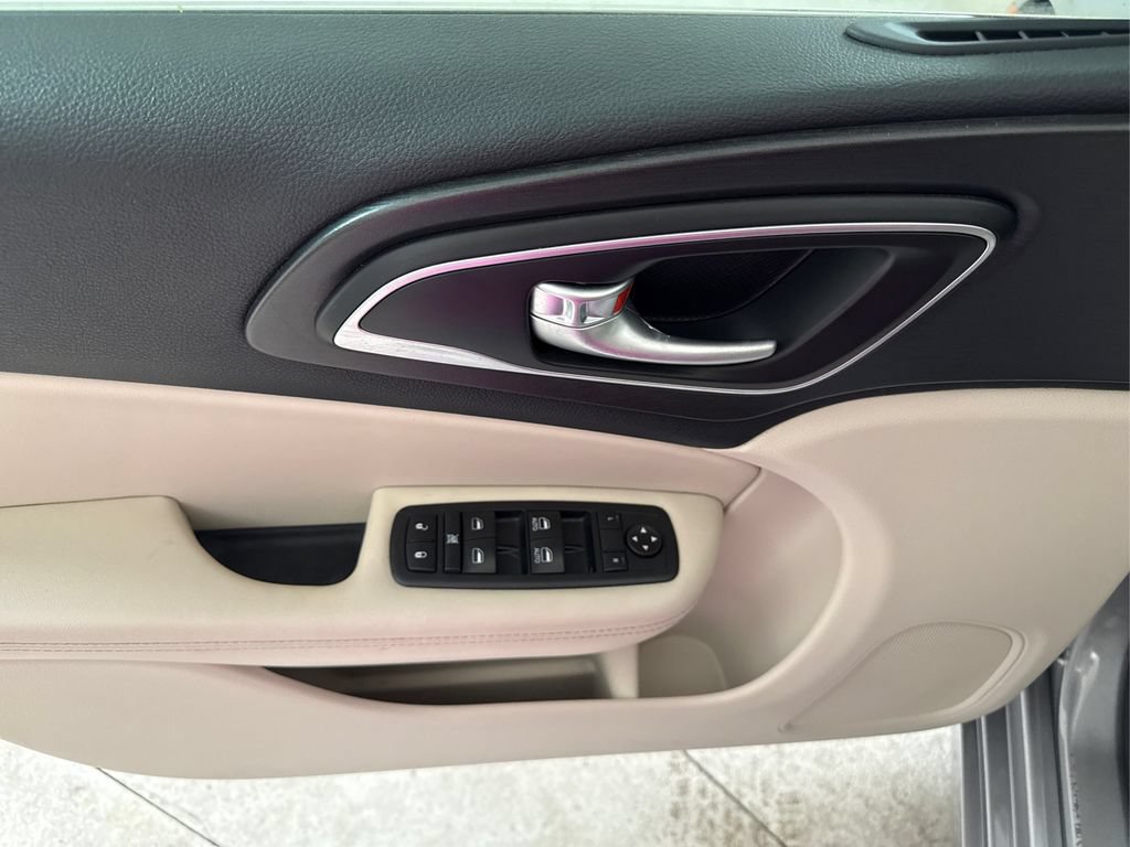 Used 2017 Chrysler 200 Limited Platinum FWD image 30