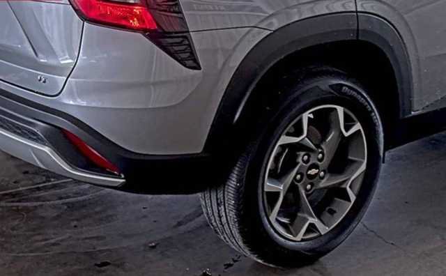 Used 2025 Chevrolet Trax LT FWD image 3