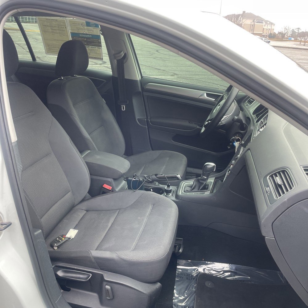 Used 2017 Volkswagen Golf S image 7