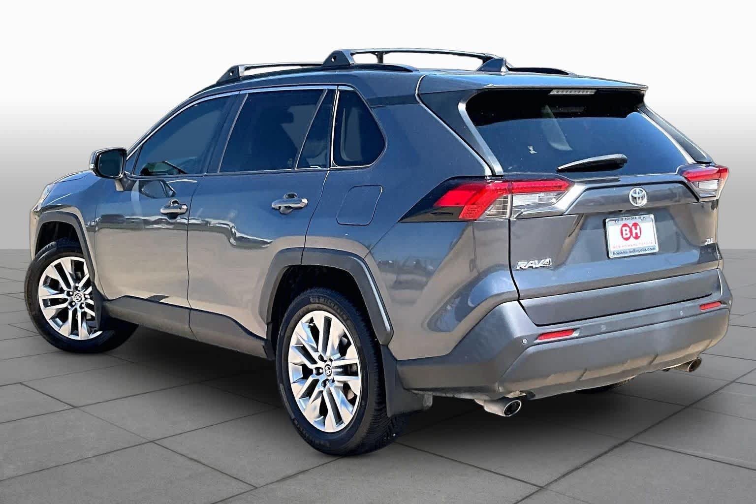 Used 2020 Toyota RAV4 XLE Premium FWD image 12