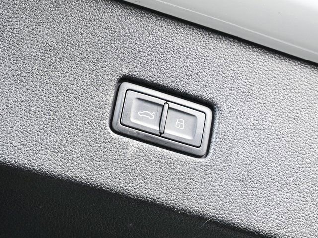 Used 2019 Audi Q8 Prestige w/ Towing Package AWD/4WD image 32