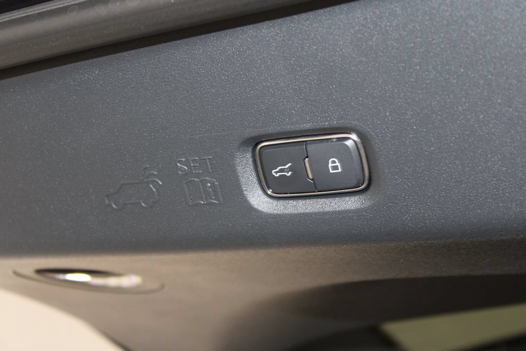 New 2026 Lincoln Navigator L Premier AWD/4WD image 17
