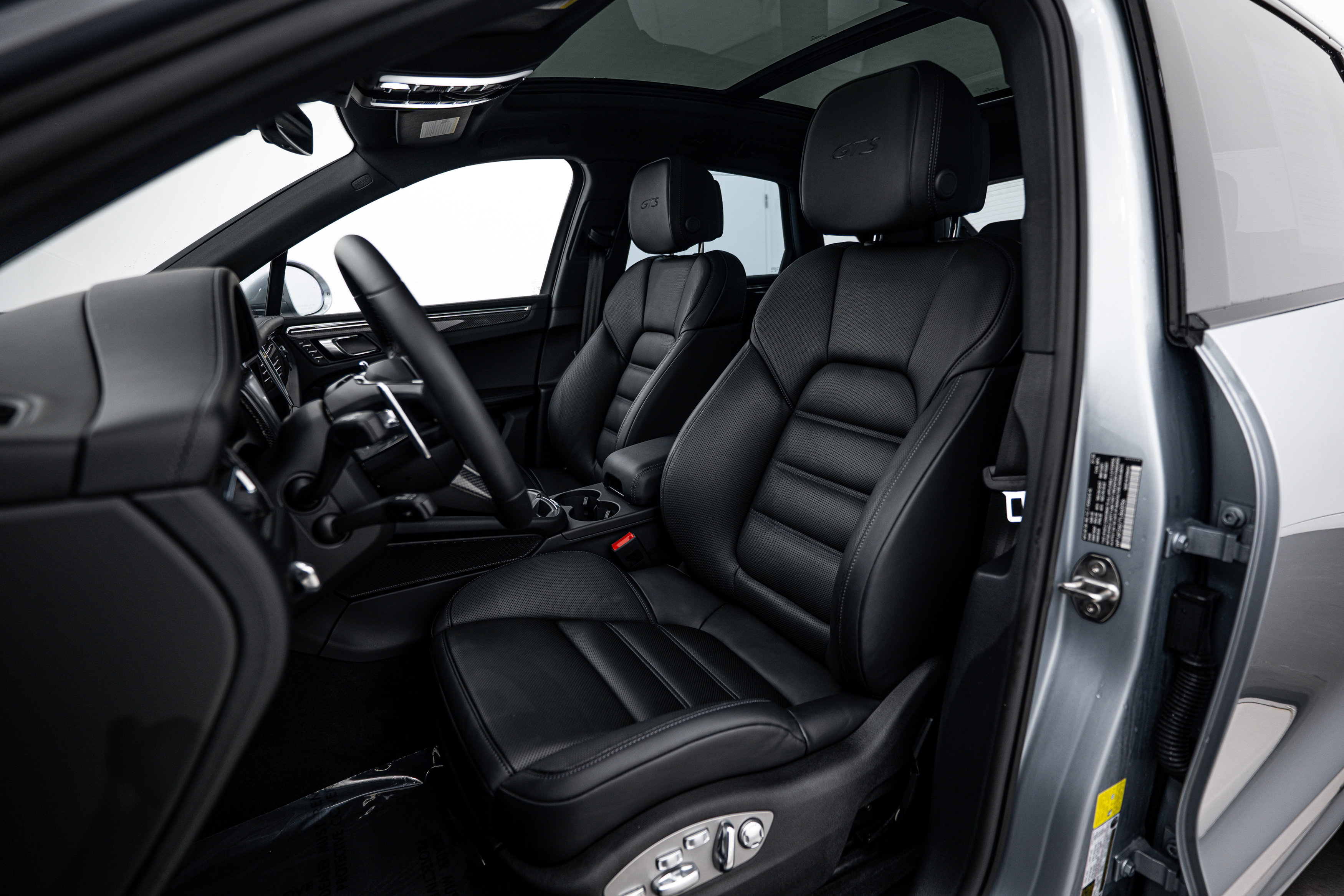 Certified 2026 Porsche Macan GTS image 5