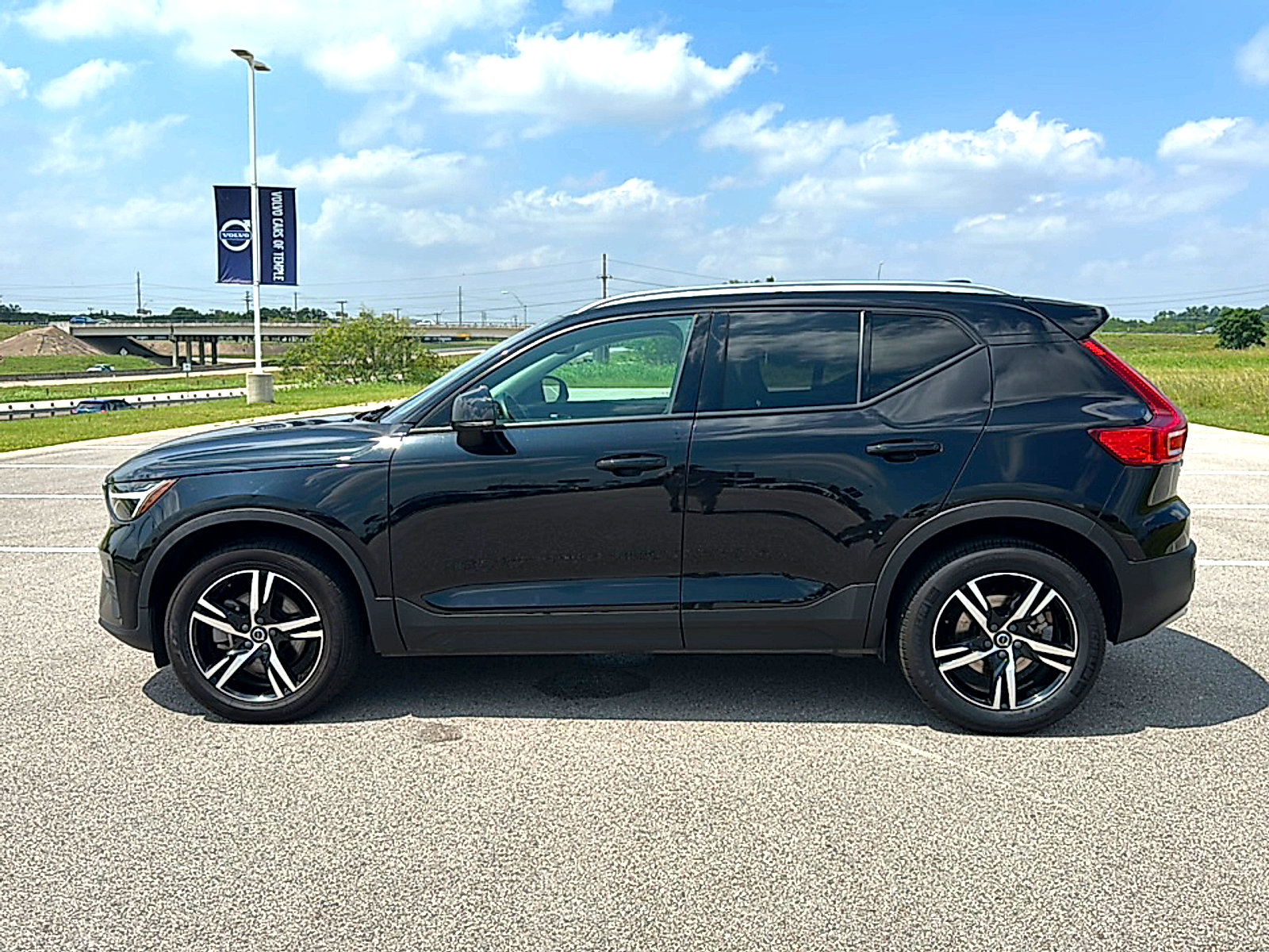 Used 2023 Volvo XC40 B5 Core AWD/4WD image 5