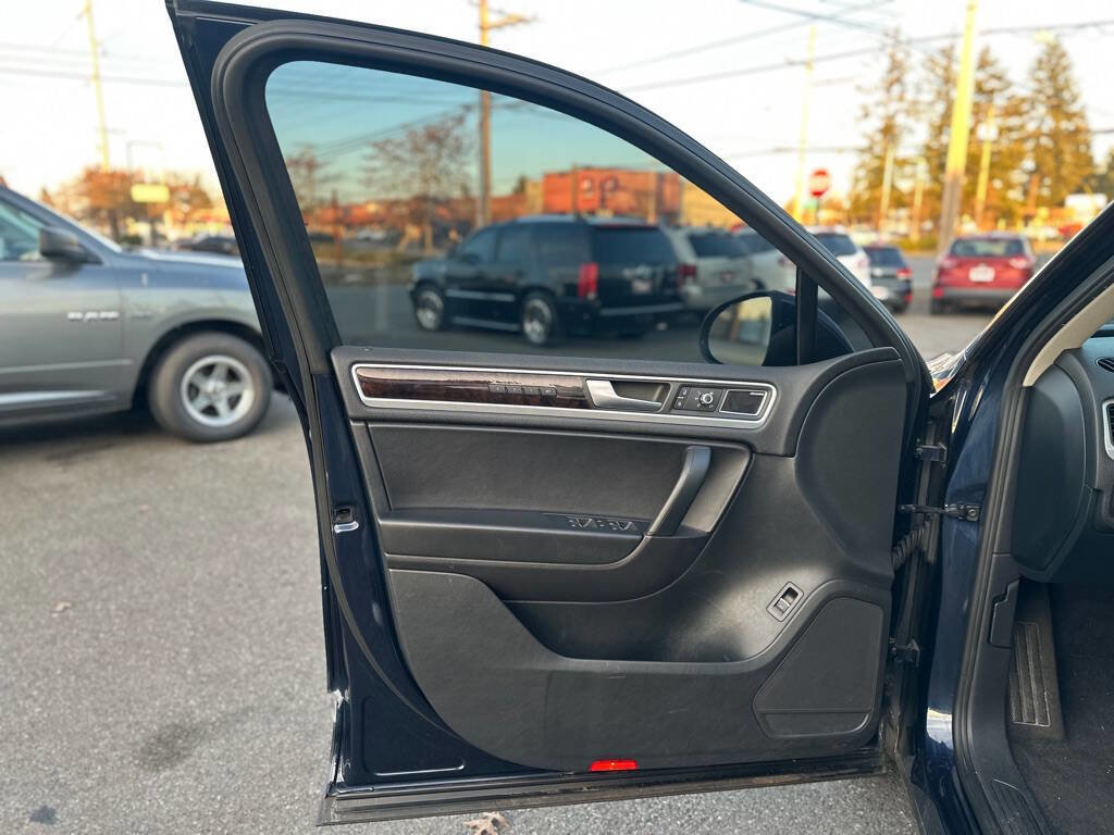 Used 2013 Volkswagen Touareg Sport image 10