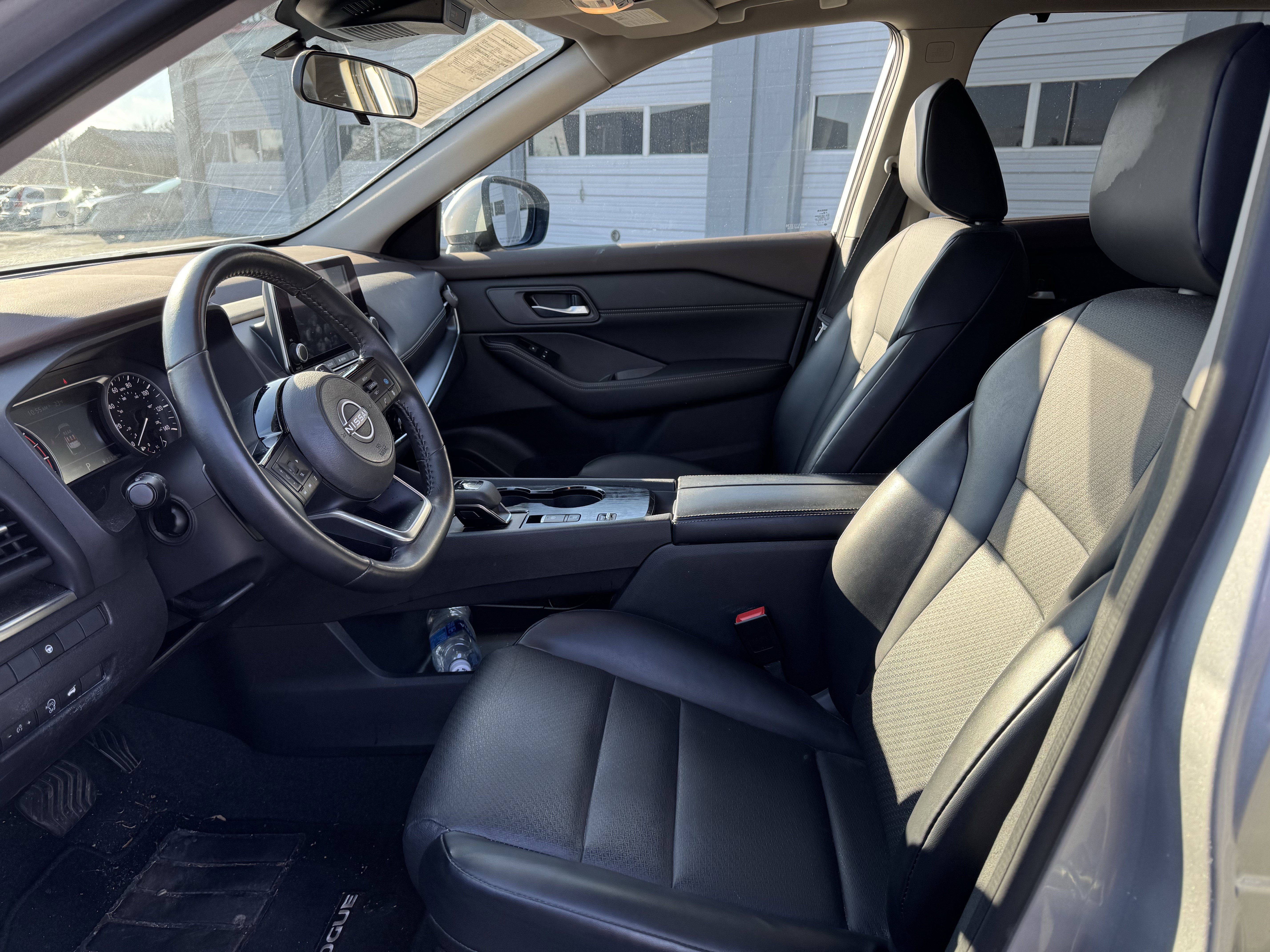 Used 2023 Nissan Rogue SV w/ SV Premium B Package image 4