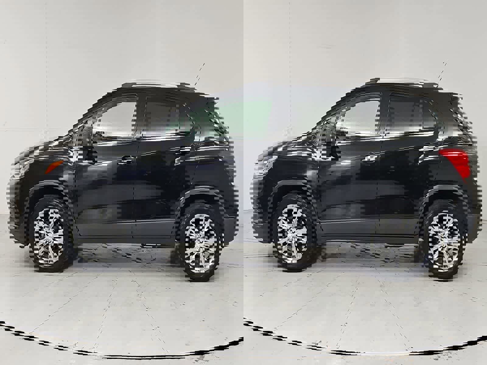 Used 2020 Chevrolet Trax LT w/ Sun & Sound Package AWD/4WD image 3