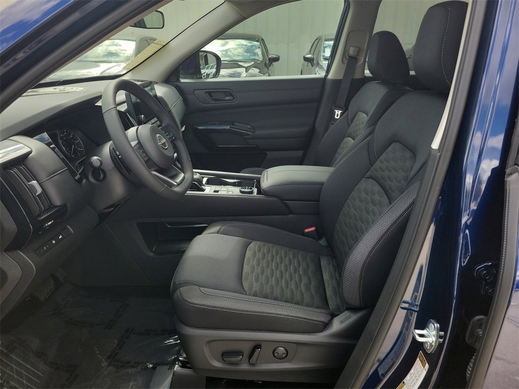 New 2025 Nissan Pathfinder SV image 9