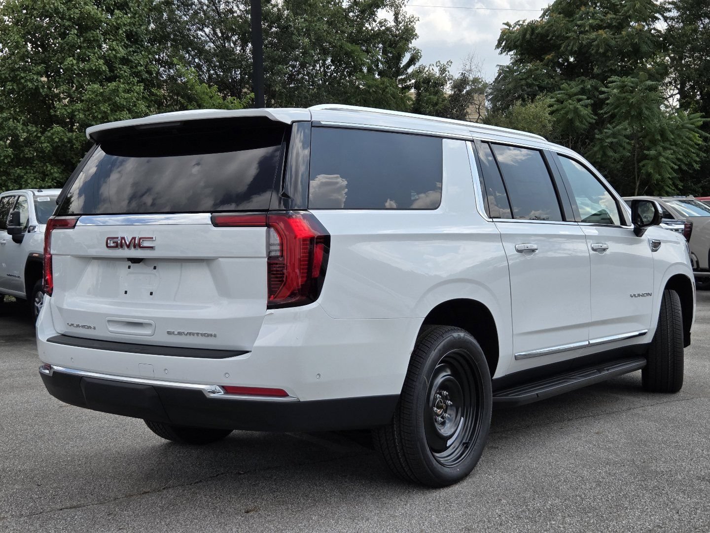 New 2026 GMC Yukon XL Elevation w/ LPO, Elevation Black Package AWD/4WD image 19