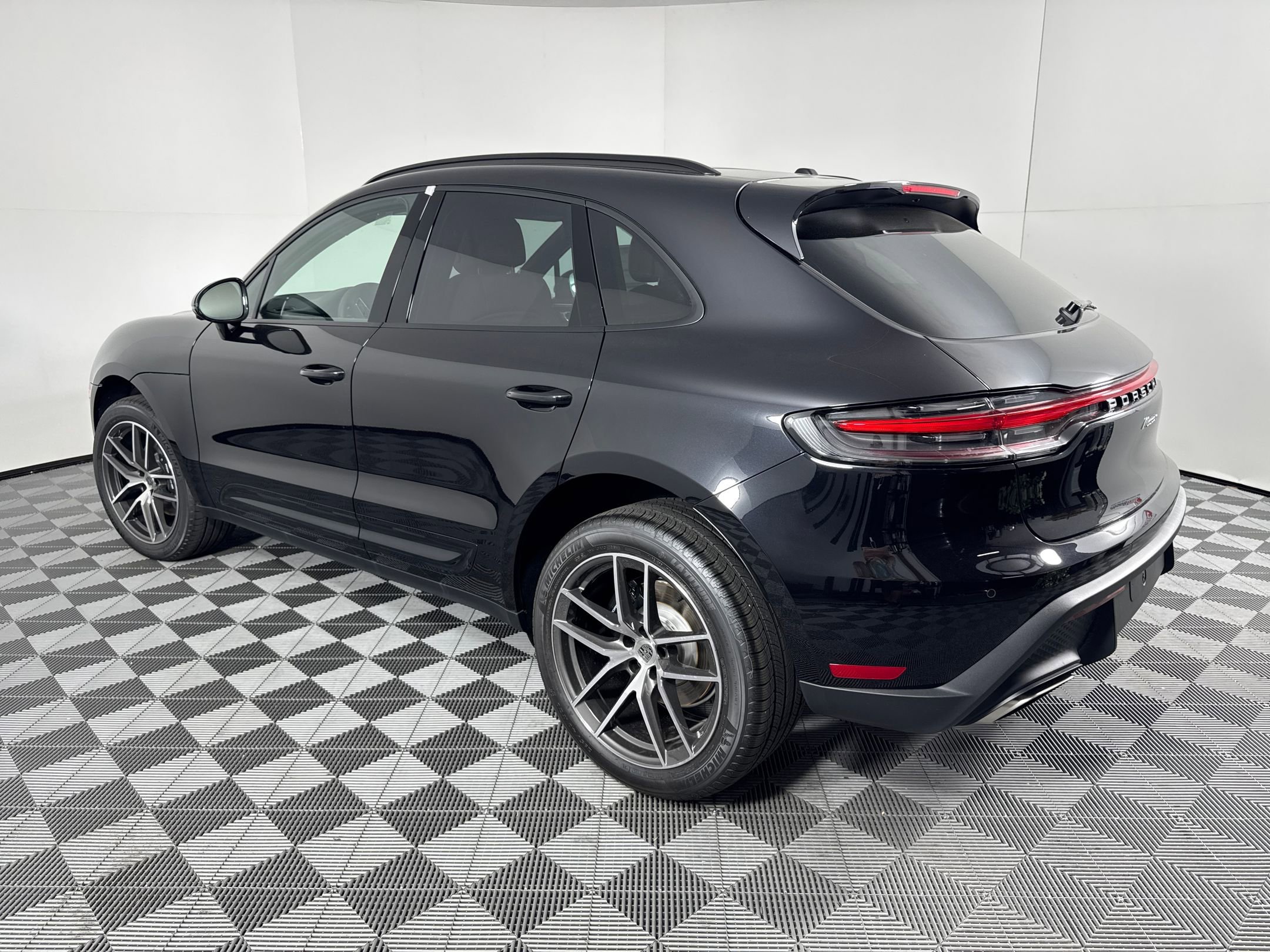 Certified 2026 Porsche Macan image 3