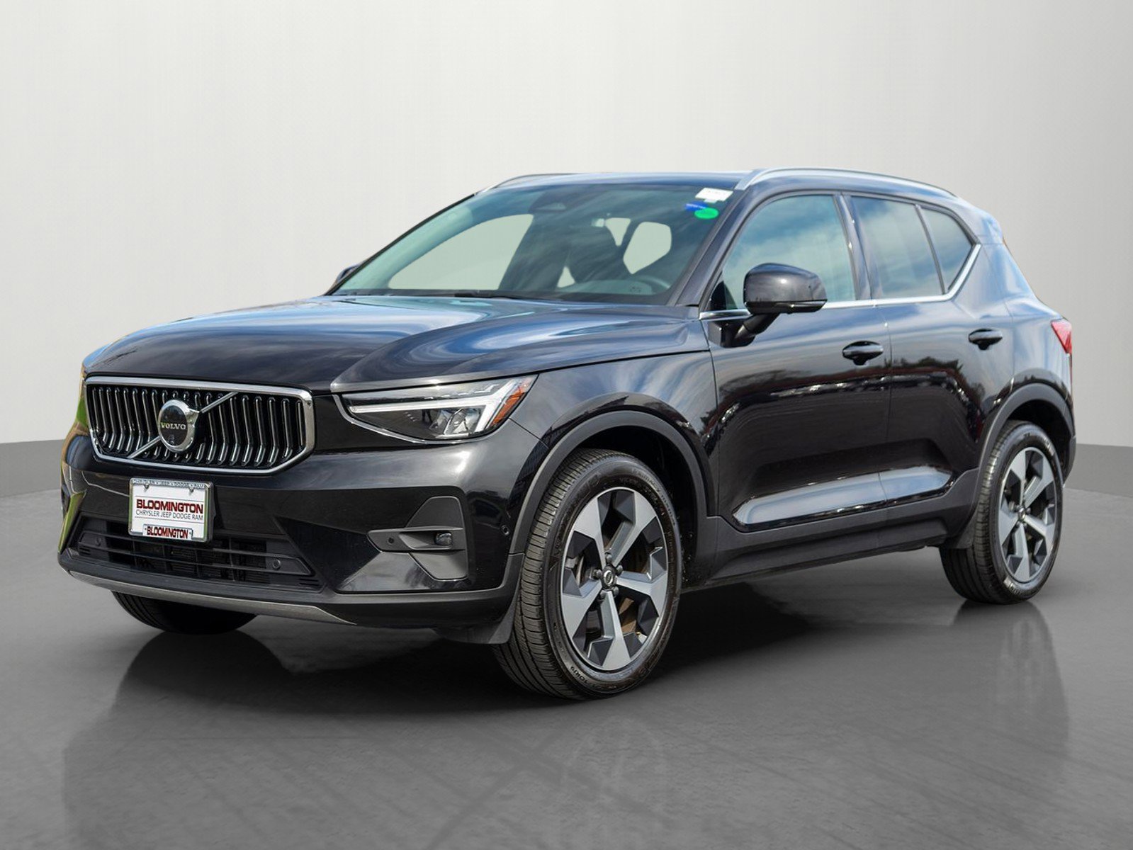 Used 2025 Volvo XC40 B5 Plus AWD/4WD image 3