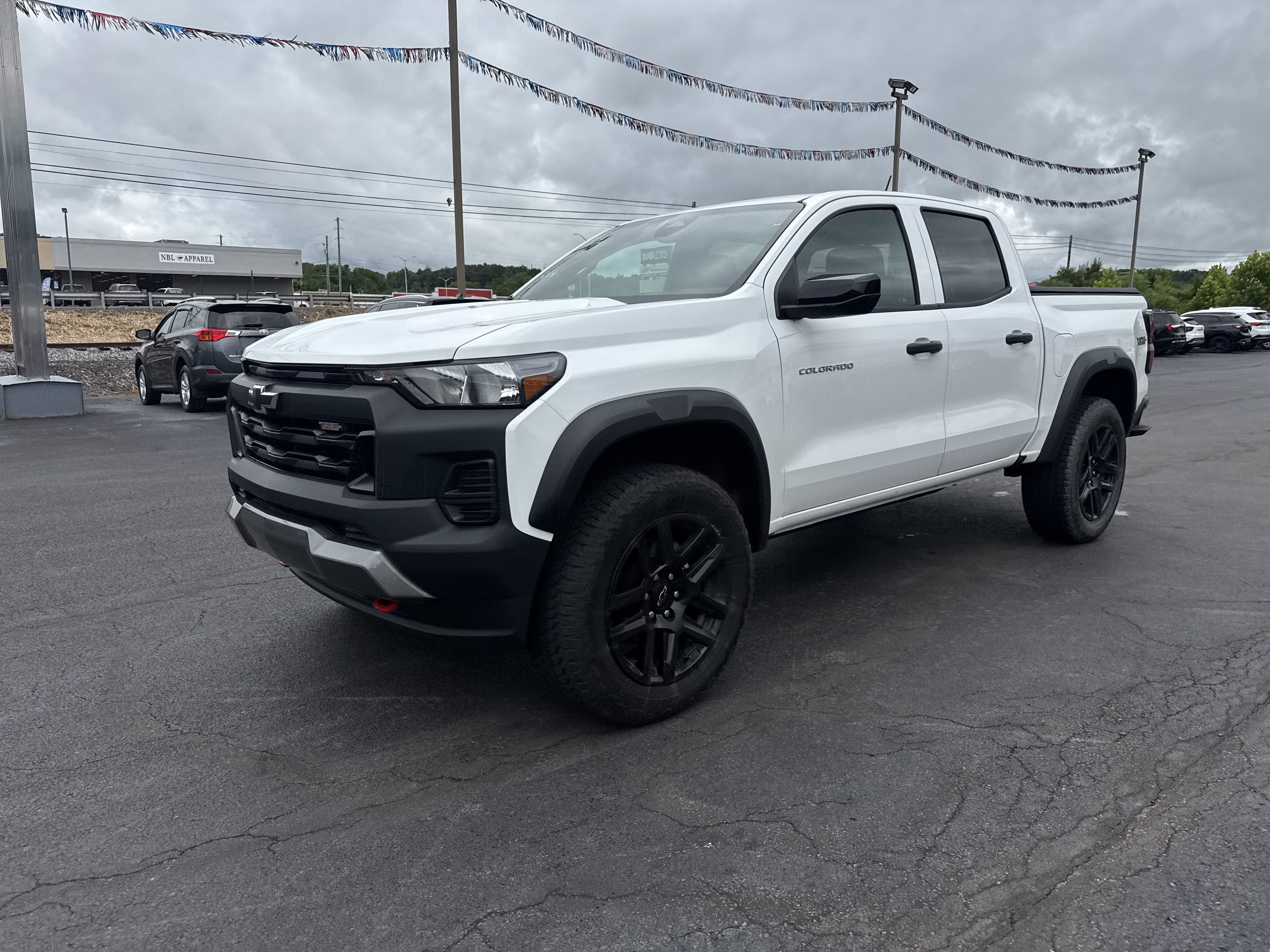 Used 2024 Chevrolet Colorado Trail Boss w/ Safety Package AWD/4WD image 8