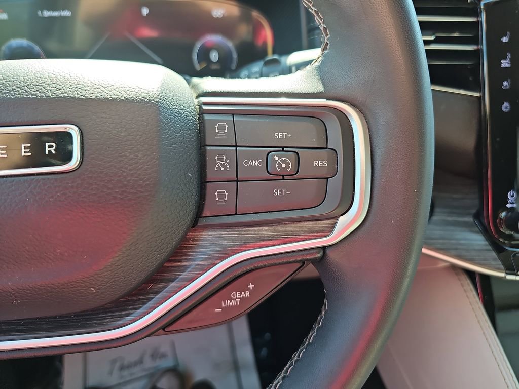 Used 2023 Jeep Wagoneer L Series III image 23