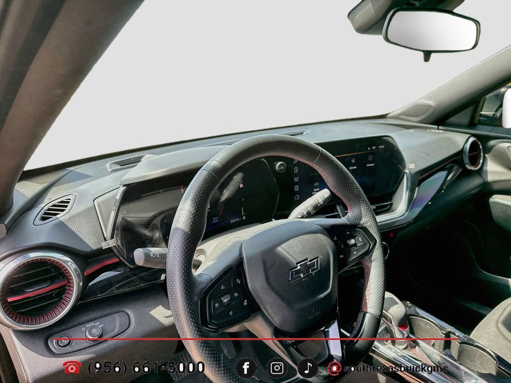 Used 2025 Chevrolet Trax RS w/ Sunroof Package FWD image 12