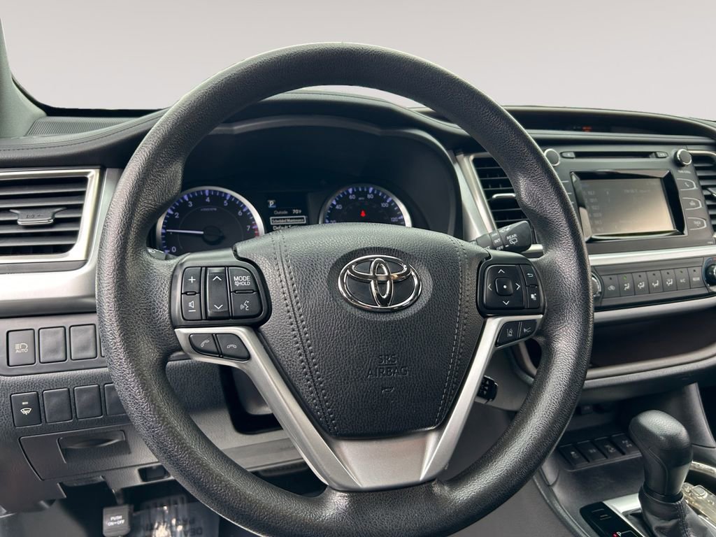 Used 2019 Toyota Highlander LE AWD/4WD image 12