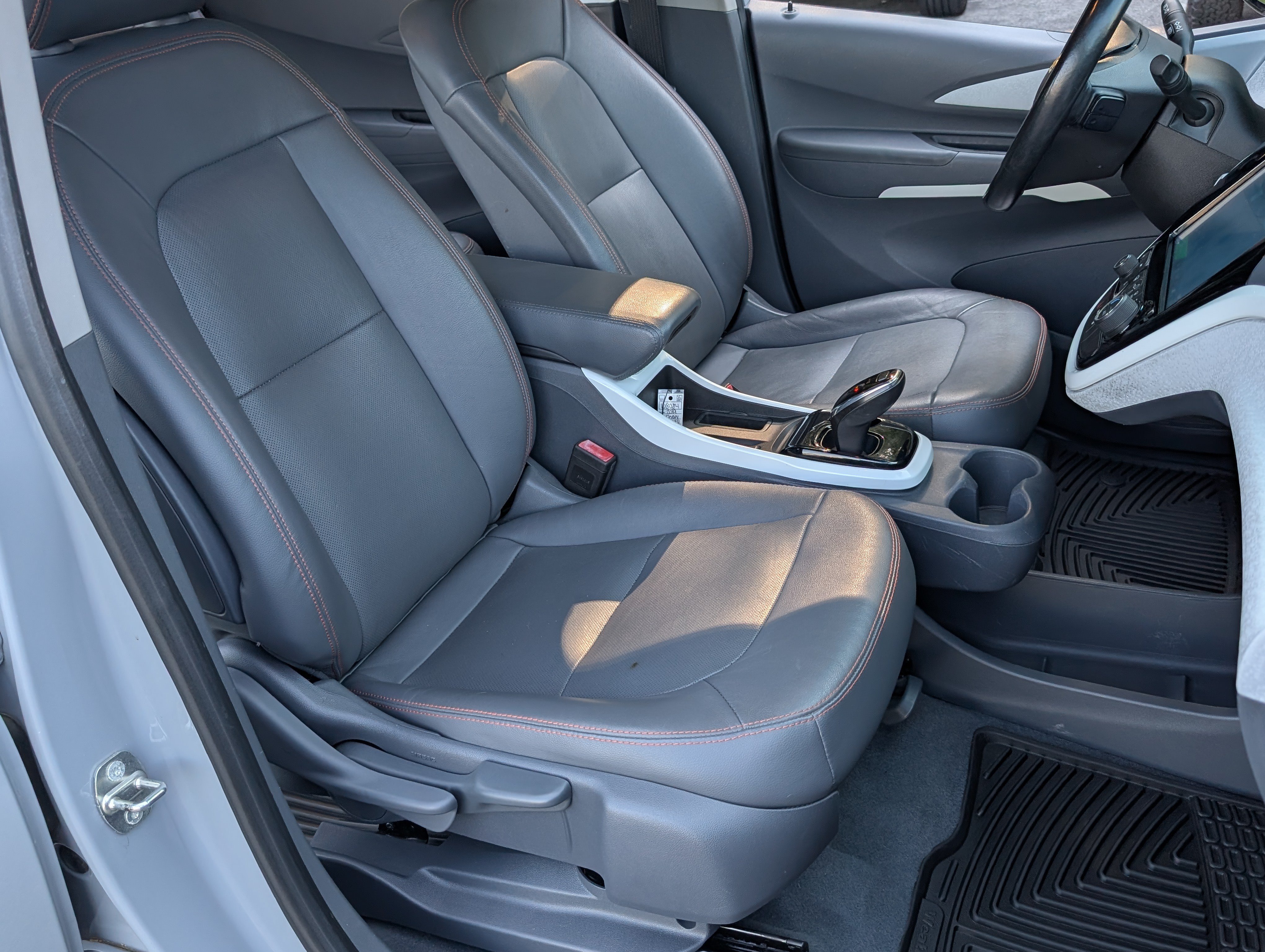 Used 2019 Chevrolet Bolt Premier w/ Infotainment Package FWD image 20