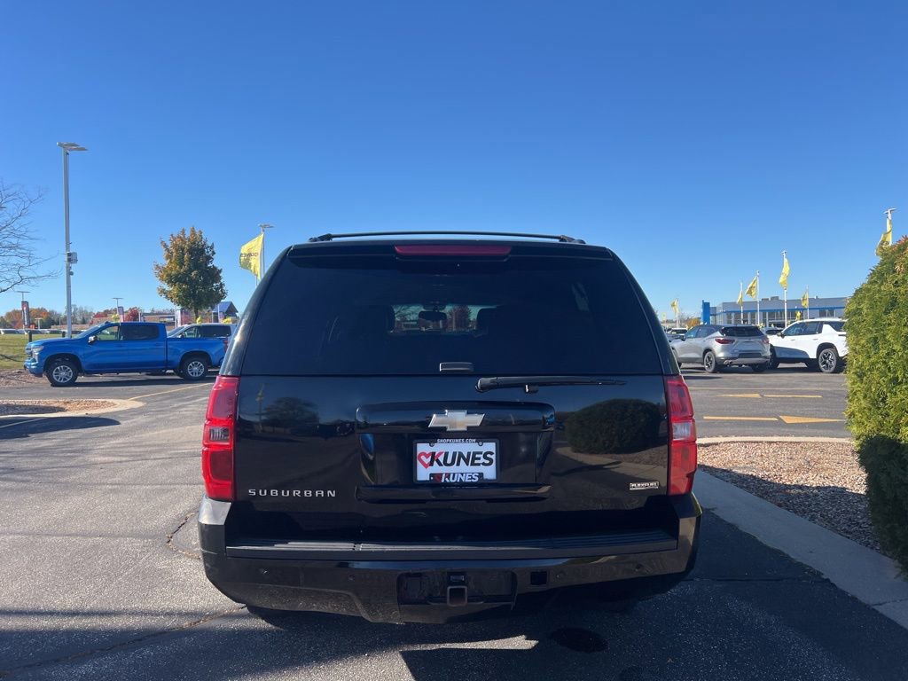 Used 2011 Chevrolet Suburban LT image 3