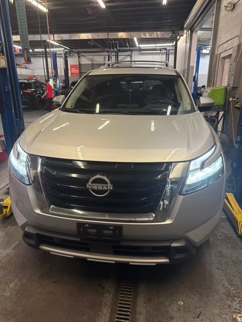 Certified 2024 Nissan Pathfinder Platinum FWD image 3