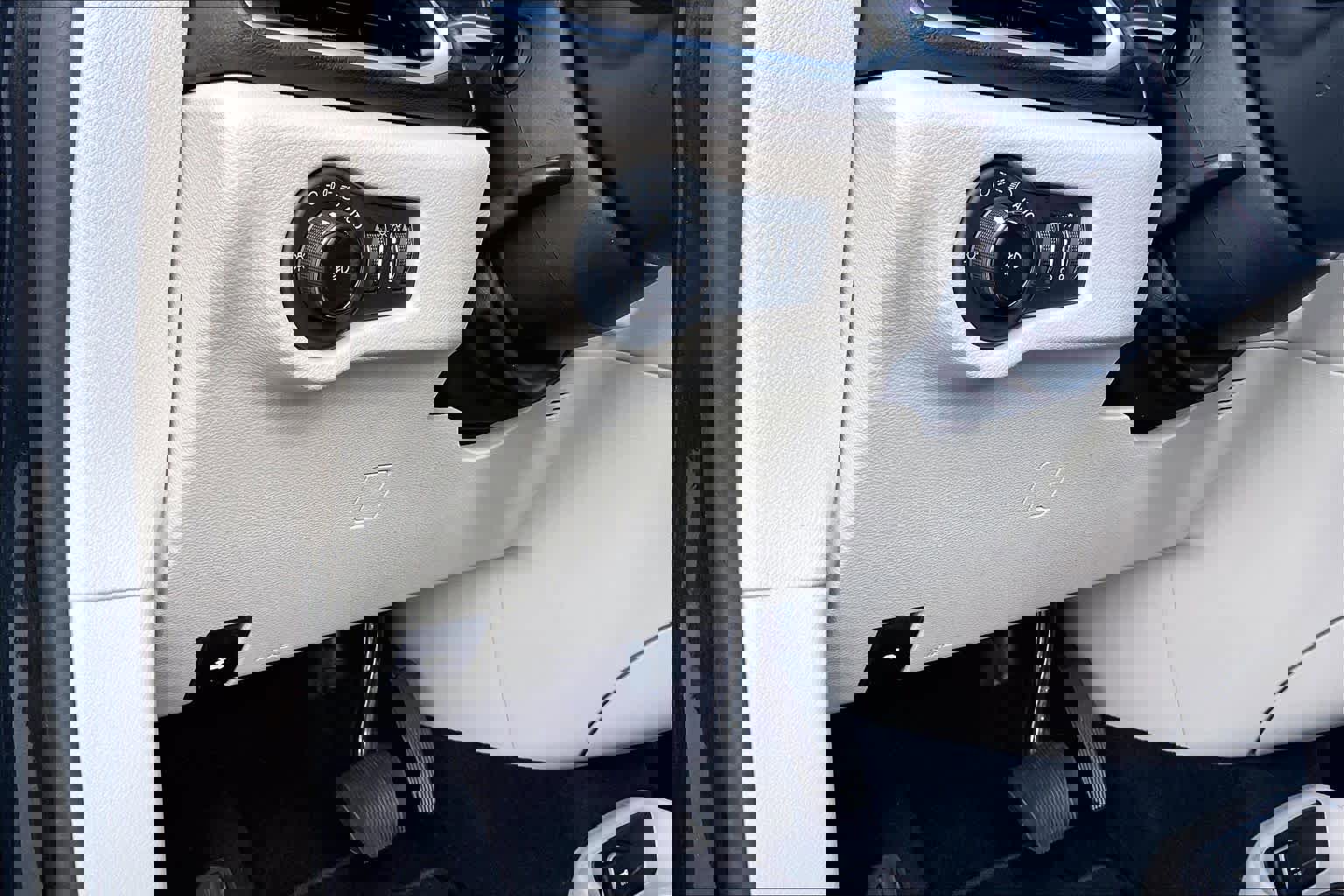 Used 2023 Chrysler Pacifica Touring-L image 33