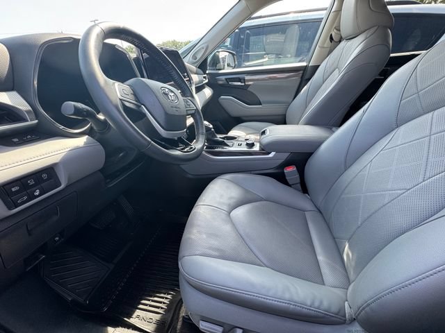 Used 2025 Toyota Highlander Platinum AWD/4WD image 35