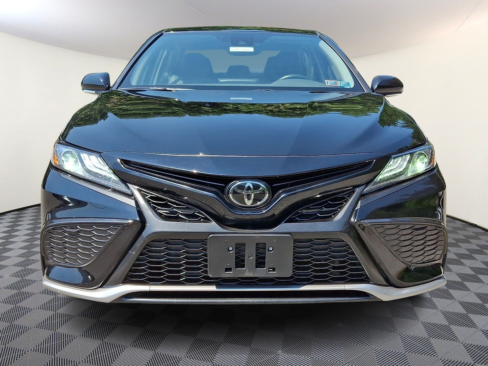 Used 2024 Toyota Camry XSE FWD image 2