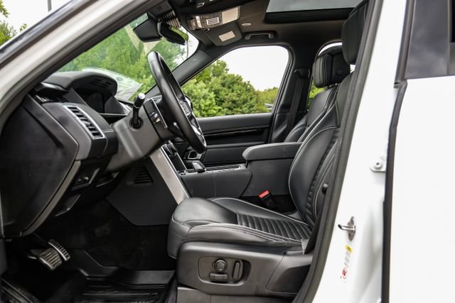 Used 2023 Land Rover Discovery HSE R-Dynamic AWD/4WD image 3
