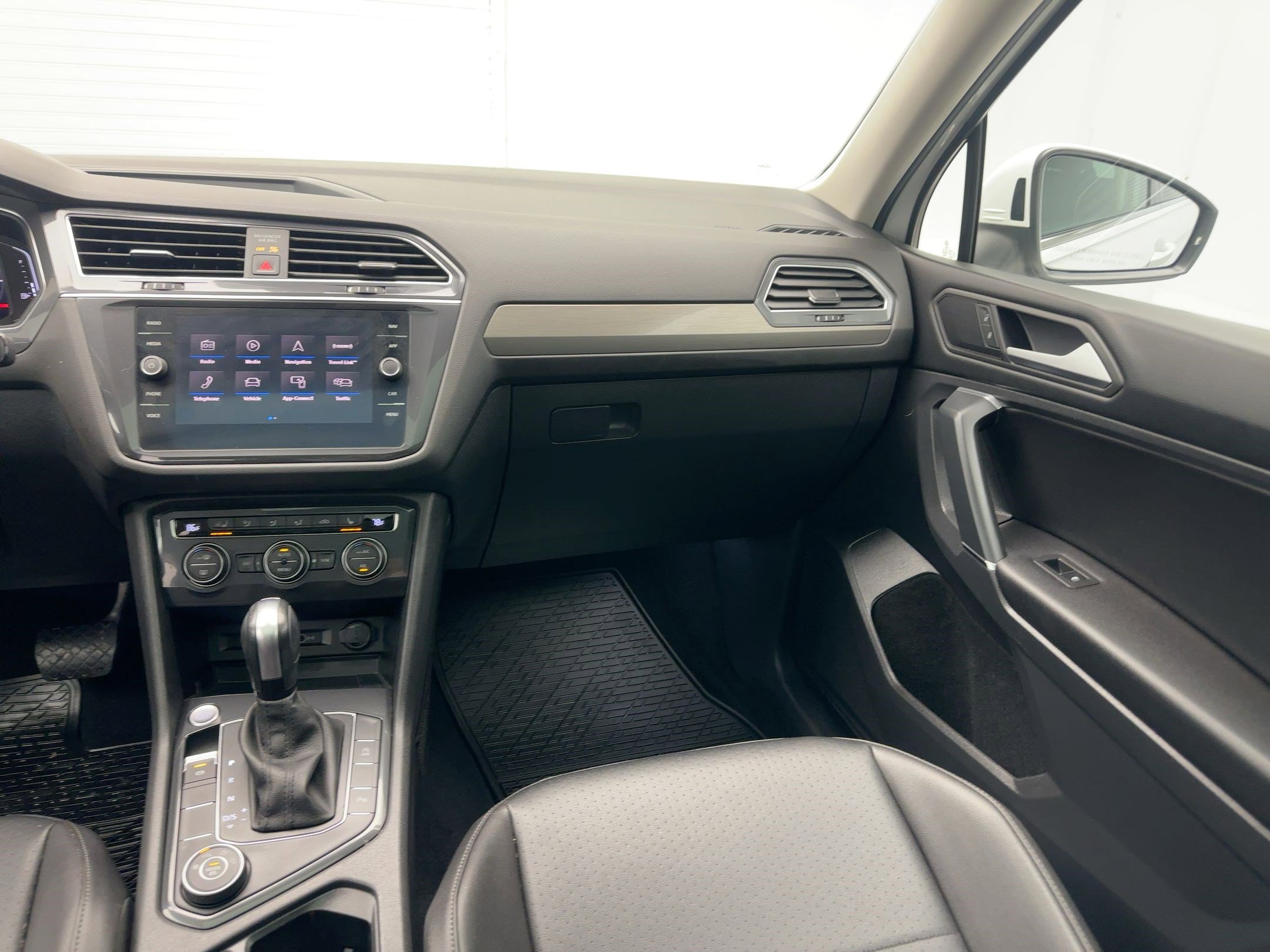 Used 2020 Volkswagen Tiguan SEL image 28