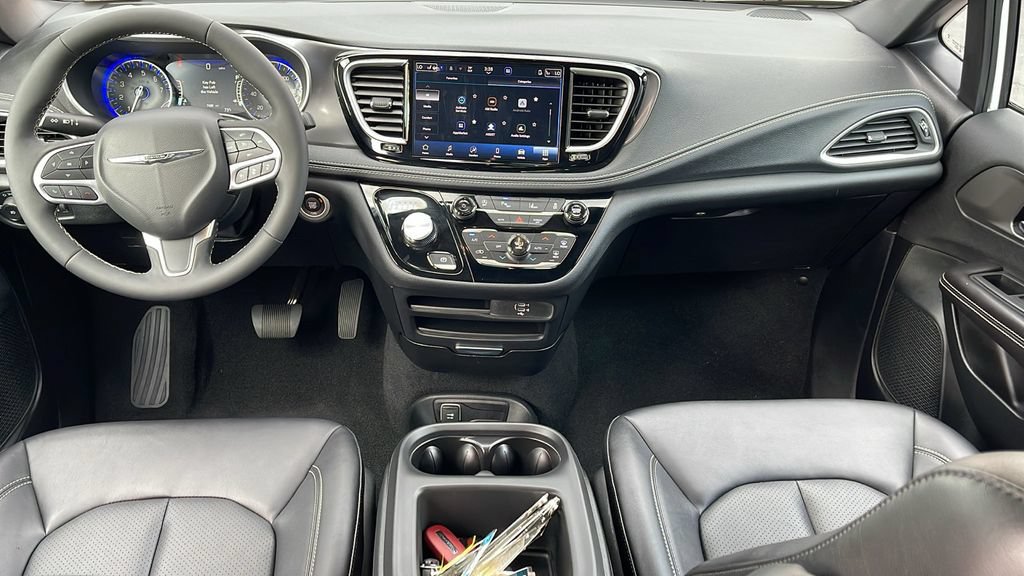 Used 2026 Chrysler Pacifica Select FWD image 11