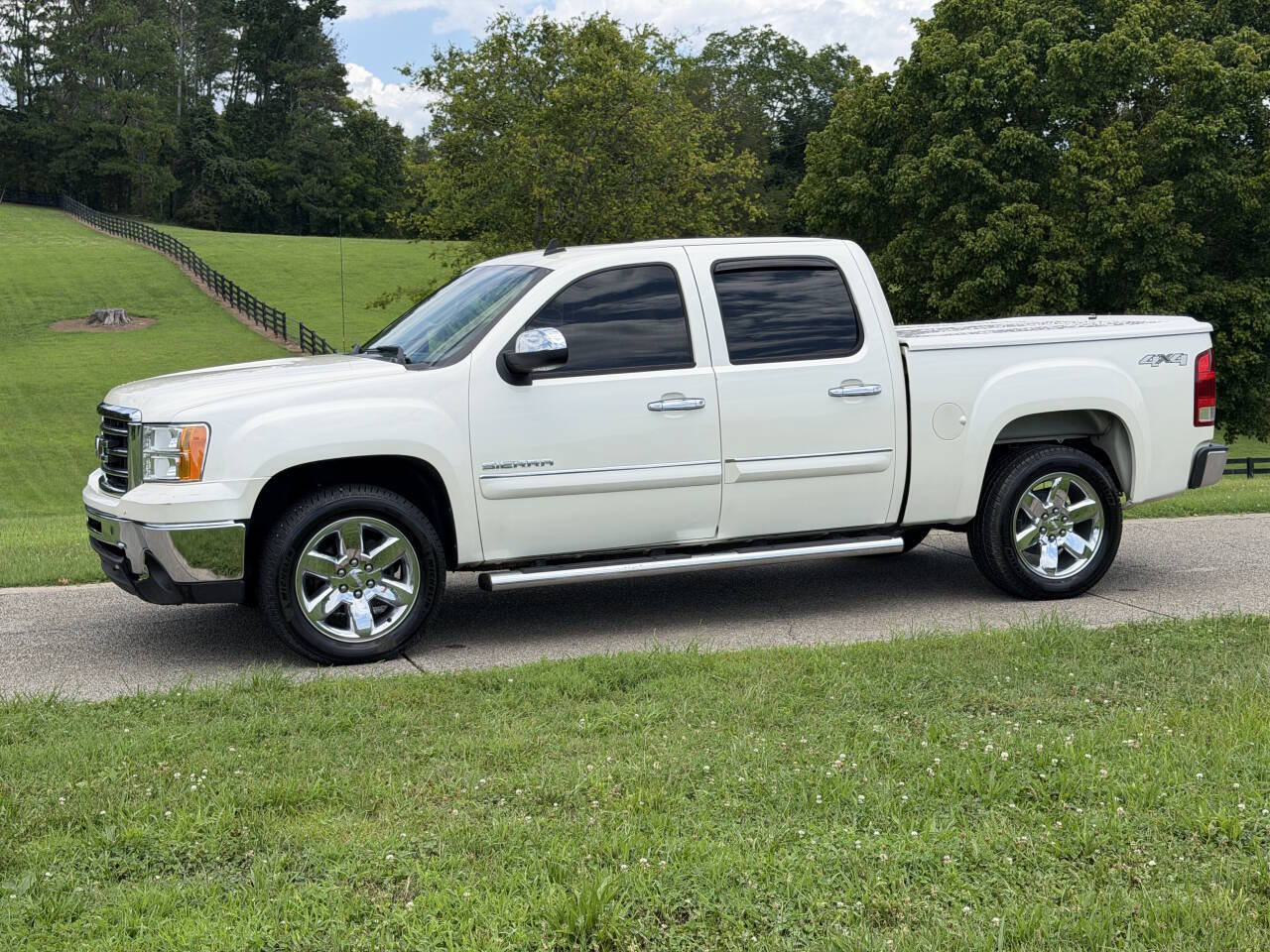 Used 2013 GMC Sierra 1500 SLT w/ SLT White Diamond Edition AWD/4WD image 4