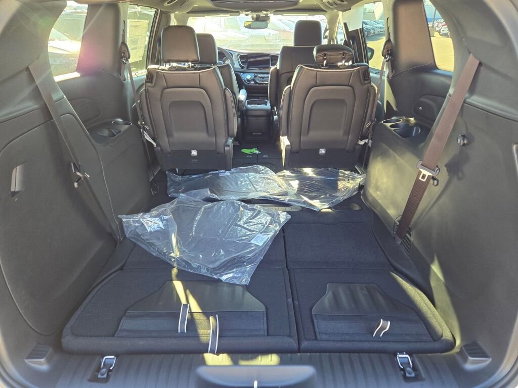 New 2026 Chrysler Pacifica Limited w/ S Appearance Package image 14