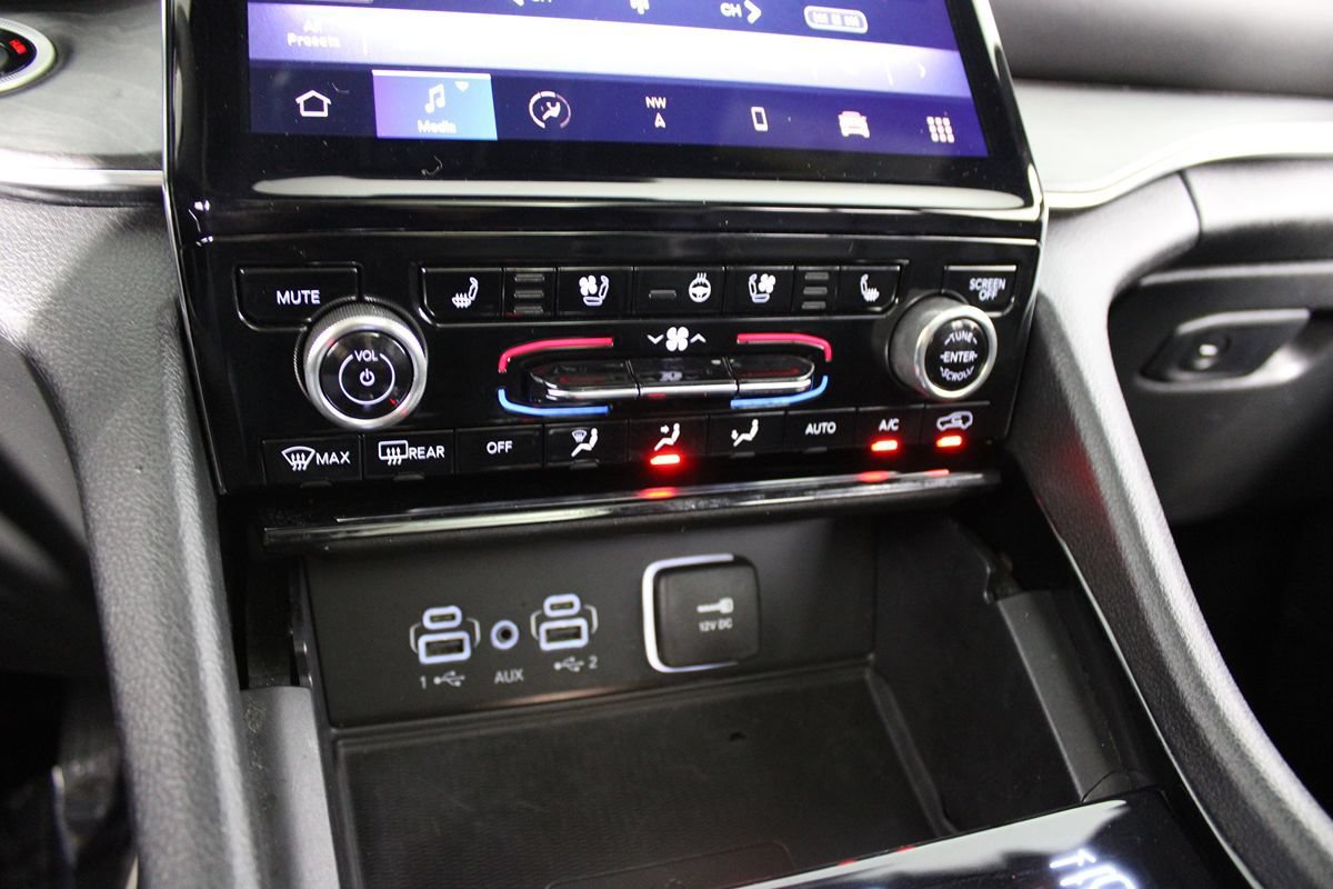 Used 2022 Jeep Grand Cherokee Overland w/ Luxury Tech Group IV AWD/4WD image 19